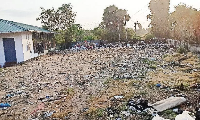 പ്ലാസ്റ്റിക് മാലിന്യത്തിന് അജ്ഞാതർ തീവെച്ചു; പഞ്ചായത്ത് സെക്രട്ടറിക്ക് പിഴ