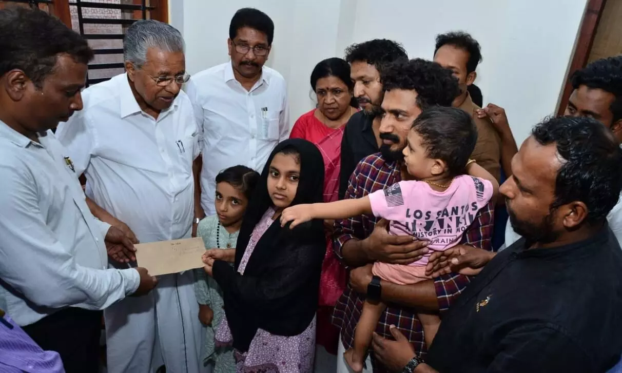 elathur train fire victims home visit pinarayi vijayan