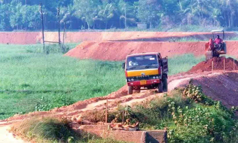 ന​ര​ണി​പ്പു​ഴ-​കു​മ്മി​പ്പാ​ലം കോ​ൾ​പ​ട​വി​ലെ സ്ഥി​രം ബ​ണ്ട്;   നി​ർ​മാ​ണം അ​ന്തി​മ​ഘ​ട്ട​ത്തി​ൽ