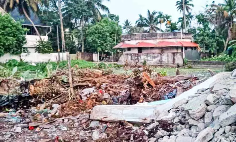 അവധി ദിനങ്ങളുടെ മറവിൽ ഇടക്കൊച്ചിയിൽ തണ്ണീർത്തടം നികത്തൽ