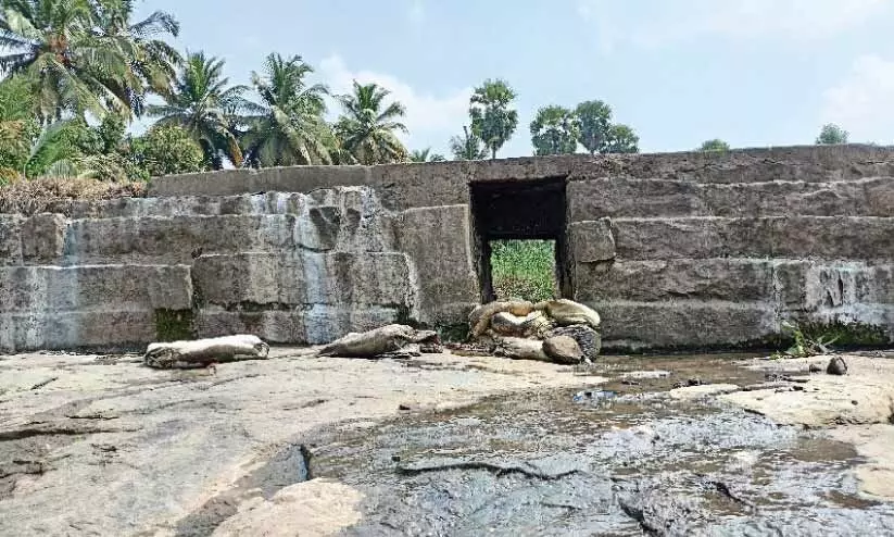 ചെ​ക്ക് ഡാ​മി​ന്റെ ഷ​ട്ട​ർ ത​ക​ർ​ത്ത് മ​ത്സ്യ​ബ​ന്ധ​നം;    ക​ർ​ഷ​ക​ർ​ക്ക് ‘നെ​ഞ്ച​ത്ത​ടി’