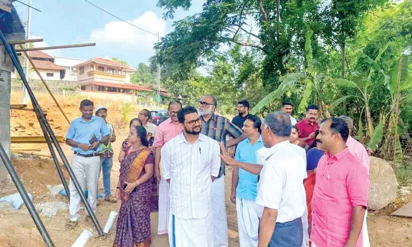 വാ​ടാ​നാം​കു​റു​ശ്ശി മേ​ൽ​പാ​ലം ഡി​സം​ബ​റോ​ടെ​യെ​ന്ന്