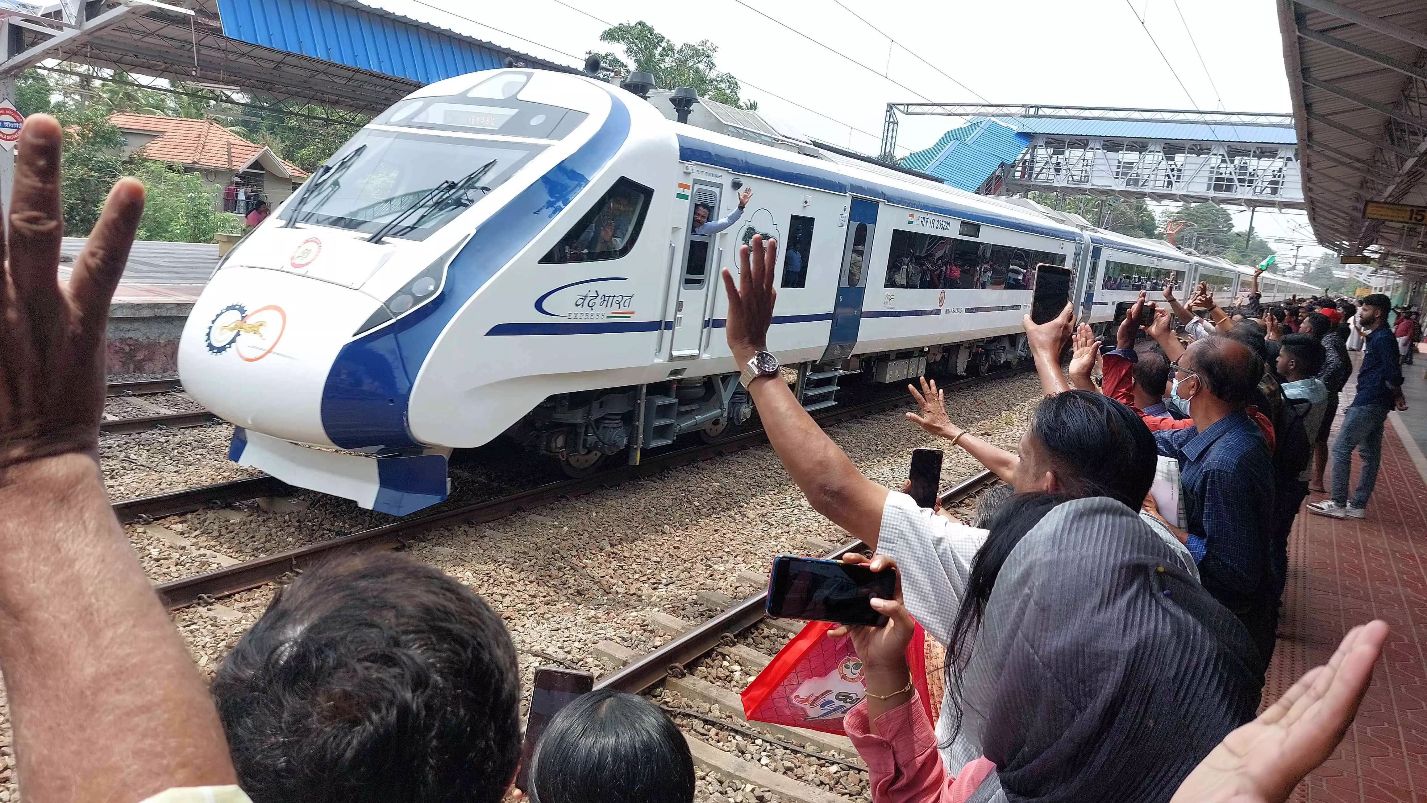 ചങ്ങലയില്ല, പകരം ചുവപ്പ് ബട്ടൺ; സീറ്റുകൾക്ക് രണ്ടു നിറം; വന്ദേ ഭാരതിന് സവിശേഷതകളേറെ