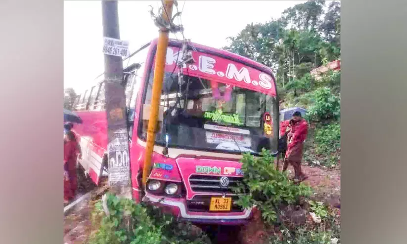 മഴയില്‍ ബസ് ഓടയിലേക്ക് തെന്നിമാറി