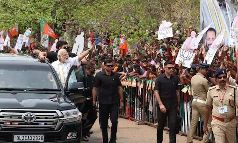 കൊച്ചിയിലെ റോഡ് ഷോയിൽ തുറന്ന ഡോറിൽ തൂങ്ങി യാത്ര; പ്രധാനമന്ത്രിക്കെതിരെ പരാതി