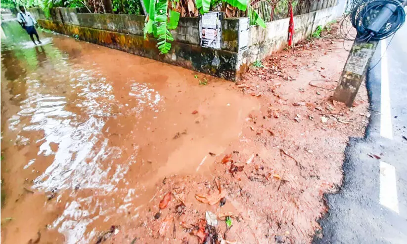 അശാസ്ത്രീയ നിർമാണം; റോഡുകൾ വെള്ളത്തിൽ മുങ്ങി