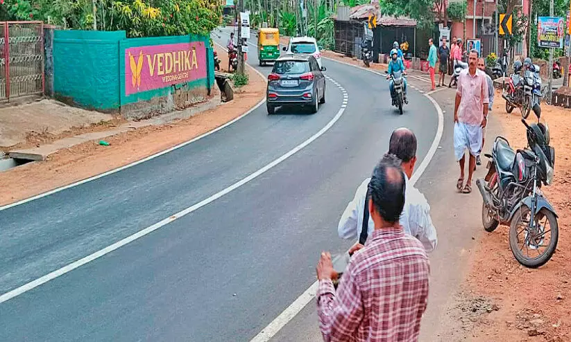 സംസ്ഥാന പാത നവീകരിച്ചതോടെ അപകട വളവായി കരുമല