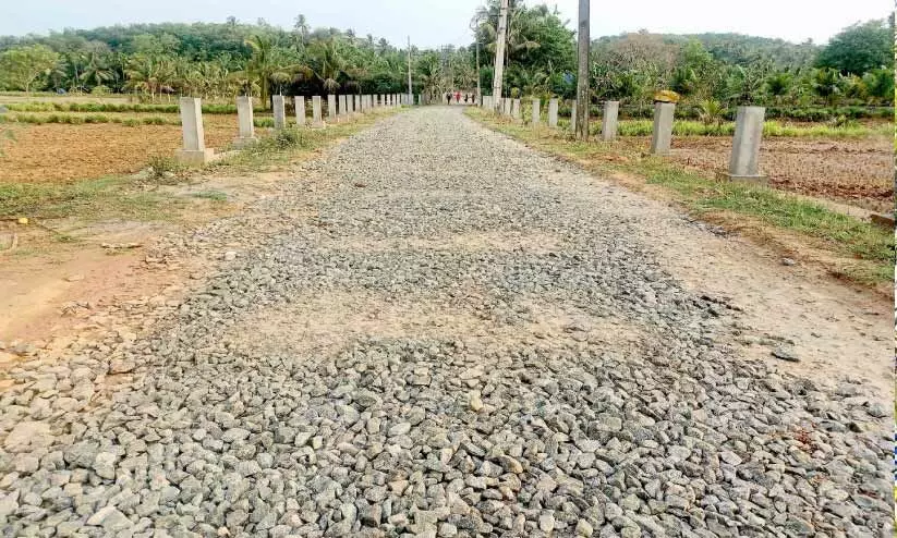 ക​രാ​ർ കാ​ലാ​വ​ധി ക​ഴി​ഞ്ഞു എ​ങ്ങു​മെ​ത്താ​തെ പു​ഞ്ച​പ്പാ​ടം -കു​മ്പ​ള​ക്കോ​ട് റോ​ഡ്