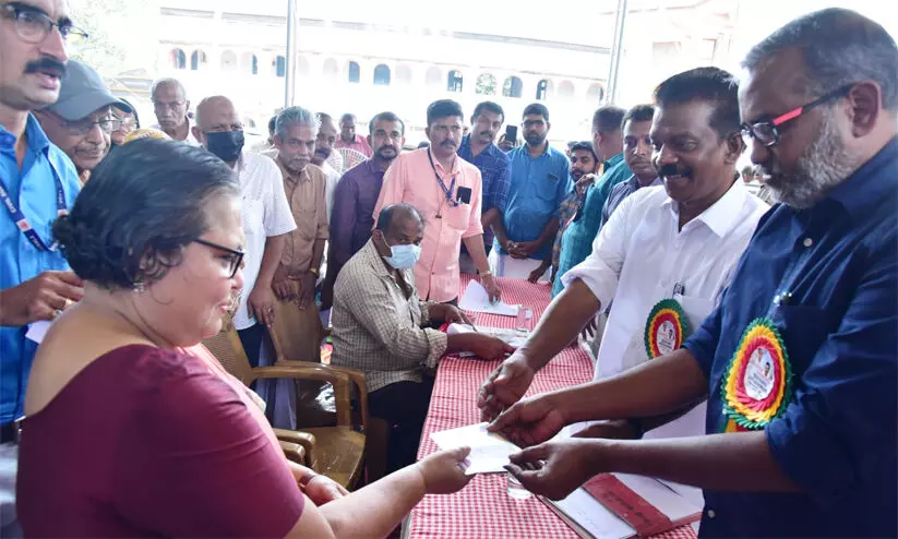 ജനങ്ങളുടെ കീശയിൽ കൈയിട്ടു വാരുന്ന ഉദ്യോഗസ്ഥർ സർവീസിൽ ഉണ്ടാവില്ലെന്ന് കെ. രാധാകൃഷ്ണൻ