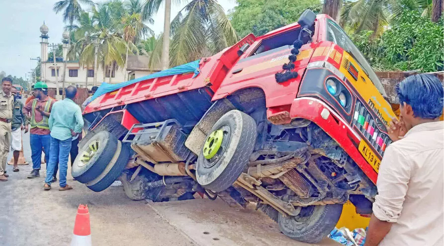 ദേശീയപാതയിൽ നിർമാണം പൂർത്തിയായ ഓവുചാൽ സ്ലാബ് തകർന്ന് ടിപ്പർ ലോറി മറിഞ്ഞു