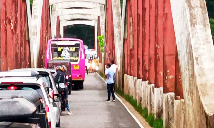 ഗ​താ​ഗ​തം നി​യ​ന്ത്രി​ക്കാ​ൻ പൊ​ലീ​സു​മി​ല്ല കുരുക്ക്​ മുറുകി നേര്യമംഗലം പാലം