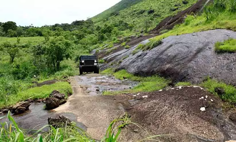 ഇലവീഴാപ്പൂഞ്ചിറ കാണാം, നടുവൊടിയാതെ