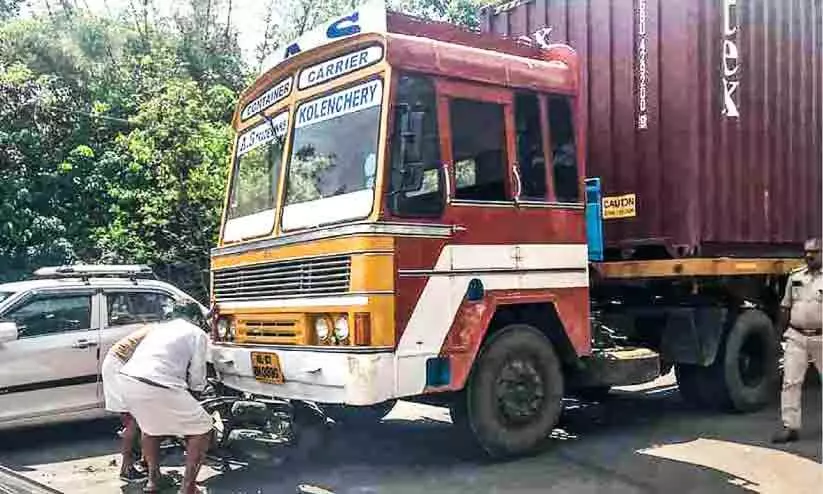 കണ്ടെയ്നർ ലോറിക്ക് അടിയിൽപെട്ട സ്കൂട്ടർ യാത്രിക അത്ഭുതകരമായി രക്ഷപ്പെട്ടു