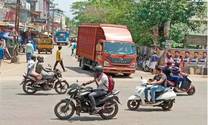 തി​ര​ക്കേ​റി​യി​ട്ടും ട്രാ​ഫി​ക് സം​വി​ധാ​ന​മി​ല്ലാ​തെ പ​ത്തി​രി​പ്പാ​ല