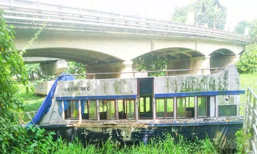 കോടിമതയിലെ ‘അക്ഷര’ ബോട്ട്​ സർവിസ്​ നിലച്ചിട്ട്​ വർഷങ്ങൾ