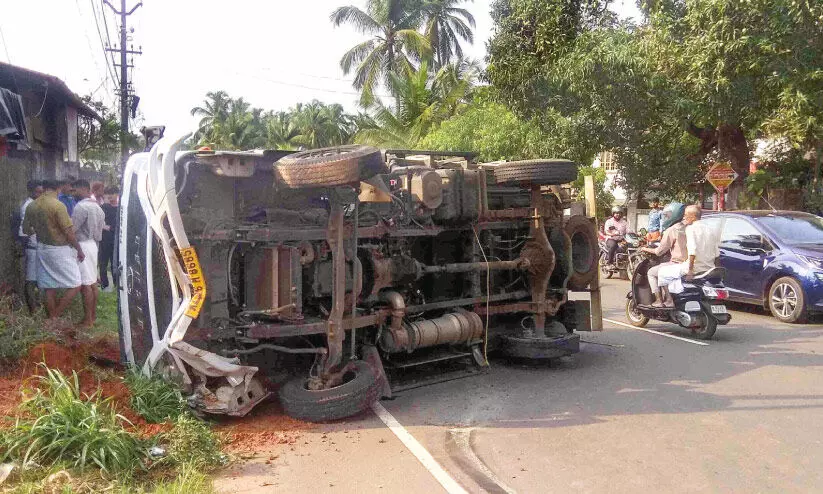 ടയർ പൊട്ടിയ ചരക്ക് ലോറി വൈദ്യുതി തൂണിലിടിച്ച് മറിഞ്ഞു