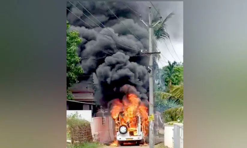 ഓട്ടത്തിനിടെ ടെമ്പോ ട്രാവലറിന് തീപിടിച്ചു