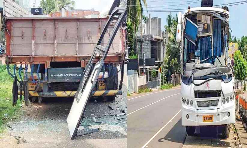 നിർത്തിയിട്ട ചരക്ക് ലോറിക്ക് പിന്നിൽ ടൂറിസ്റ്റ് ബസിടിച്ച് നാലുപേർക്ക് പരിക്ക്