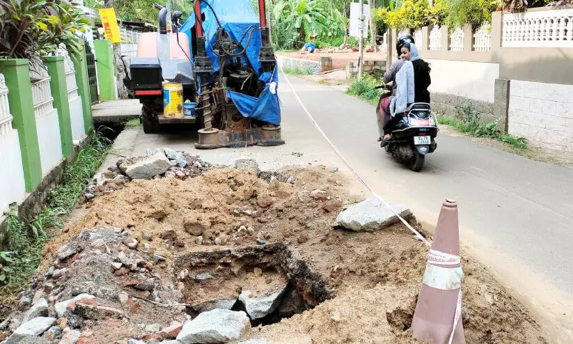 റോ​ഡി​ൽ കു​ഴി​യെ​ടു​ത്ത് തൊ​ഴി​ലാ​ളി​ക​ൾ സ്ഥ​ലം വി​ട്ടു; ദു​രി​ത​ത്തി​ലാ​യി നാ​ട്ടു​കാ​ർ