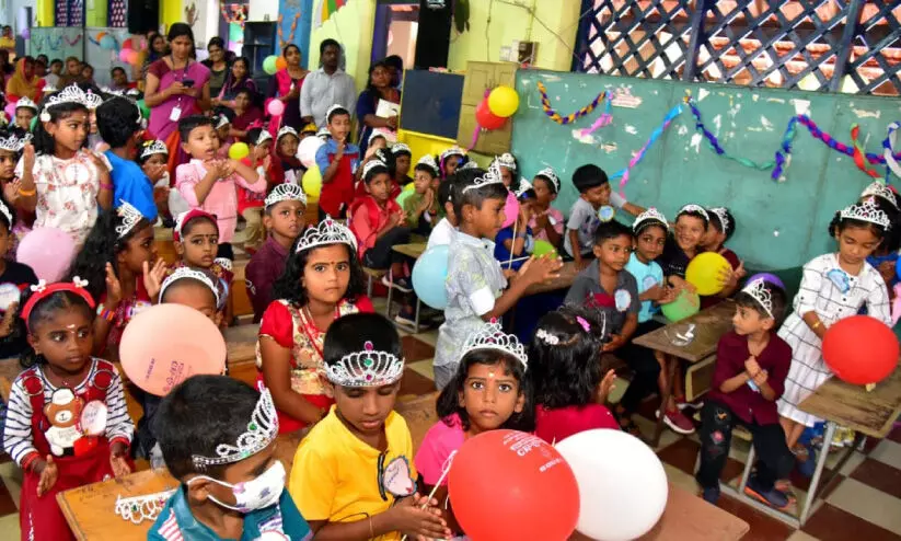 ഉത്സവാന്തരീക്ഷത്തിൽ വിദ്യാലയങ്ങളിൽ അധ്യായനാരംഭം