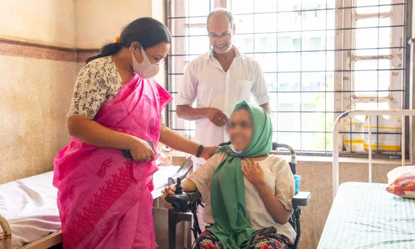 നട്ടെല്ലിലെ വളവ് പരിഹരിക്കുന്ന അതിനൂതനമായ ശസ്ത്രക്രിയ കഴിഞ്ഞ സിയ മെഹറിനെ വീണ ജോര്‍ജ് സന്ദര്‍ശിച്ചു