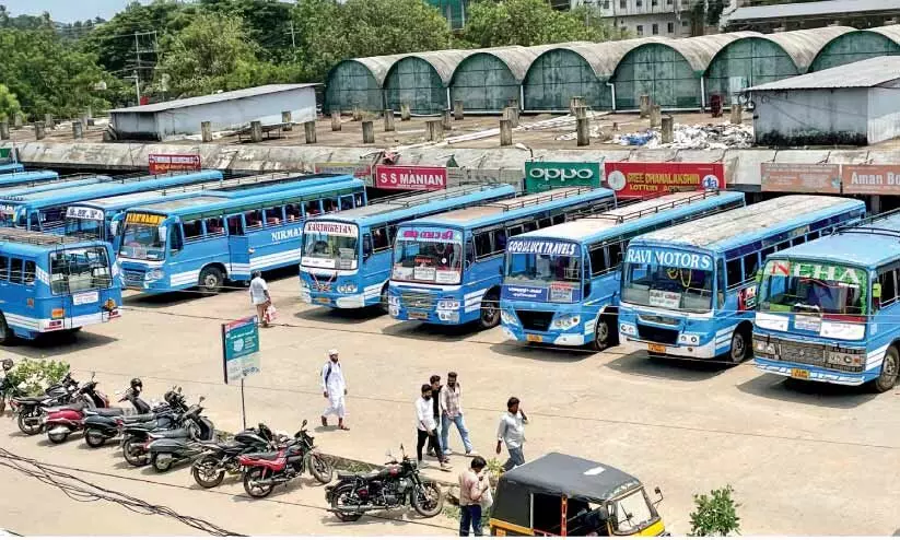 പാലക്കാട് നഗരസഭ സ്റ്റേഡിയം ബസ് സ്റ്റാൻഡ്  കിഴക്കുവശത്തെ ട്രാക്കുകളിലെ മേൽക്കൂര നിർമാണം ഫയലിൽ ഒ​തു​ങ്ങു​ന്നു