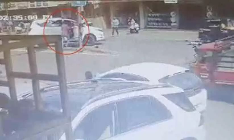 bike rider saves car passengers