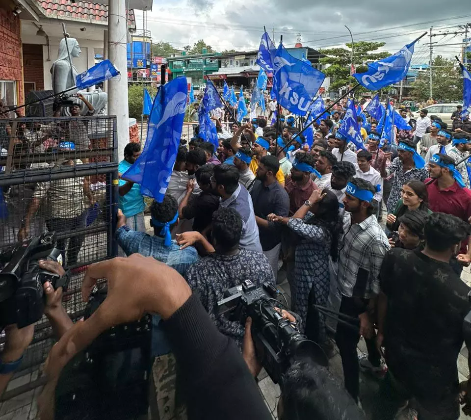 കെ.വിദ്യയുടെ അഡ്മിഷനിലെ ക്രമക്കേട്  അന്വേഷിക്കണമെന്നാവശ്യപ്പെട്ട് കെ.എസ്.യു മാർച്ച് നടത്തി