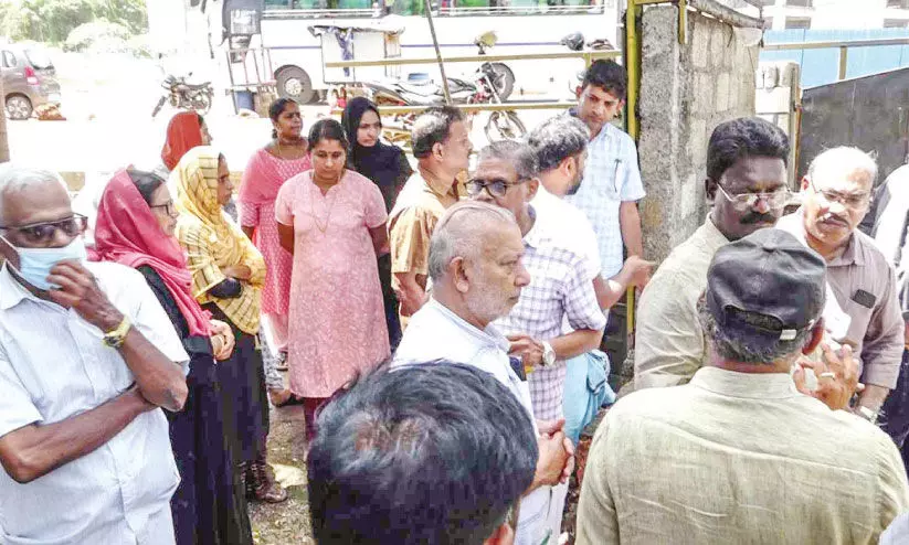 പൊന്നാനിയിലെ ദേ​ശീ​യ​പാ​ത നി​ർ​മാ​ണം    വെ​ള്ള​ക്കെ​ട്ടി​ൽ മു​ങ്ങി   നൂ​റു​ക​ണ​ക്കി​ന് കു​ടും​ബ​ങ്ങ​ൾ