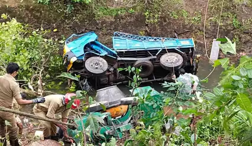 Two dead after pick up falls into canal