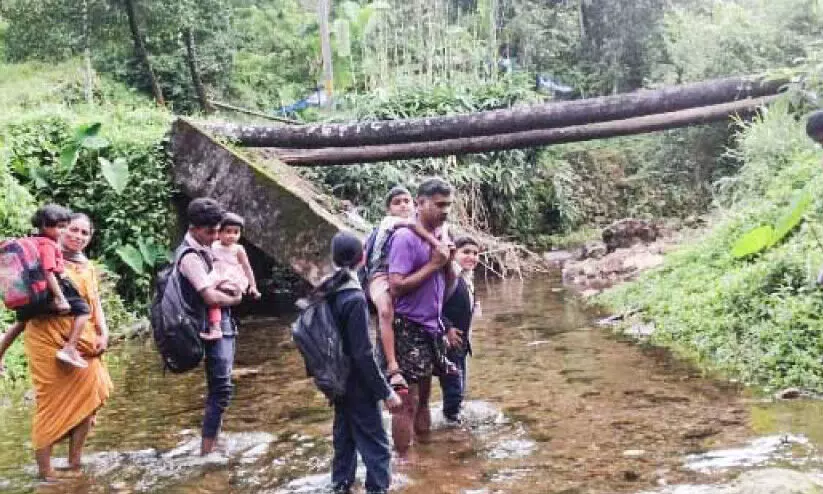 പാലം പുനർനിർമിച്ചില്ല; കൊക്കരക്കുളത്ത് മറുകര കടക്കാൻ തോട്ടിലിറങ്ങണം