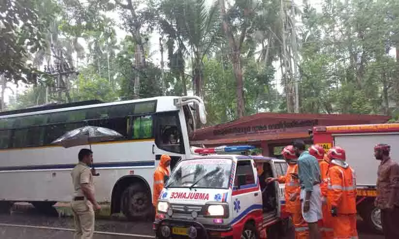 15 pilgrims injured in tourist bus accident