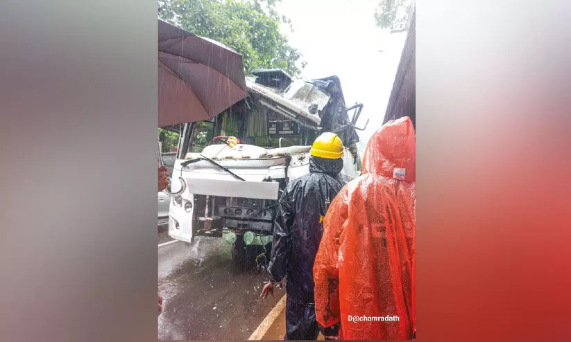 കൊട്ടിയൂർ തീർഥാടകർ സഞ്ചരിച്ച ബസ് അപകടത്തിൽപ്പെട്ടു; 13 പേർക്ക് പരിക്ക്