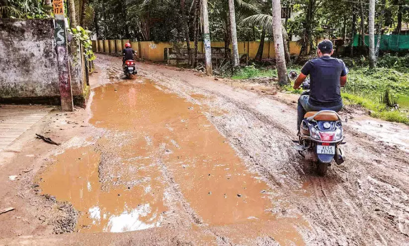 ചളിക്കുളമായി വെളിയങ്കോട് ചങ്ങാടം റോഡ്