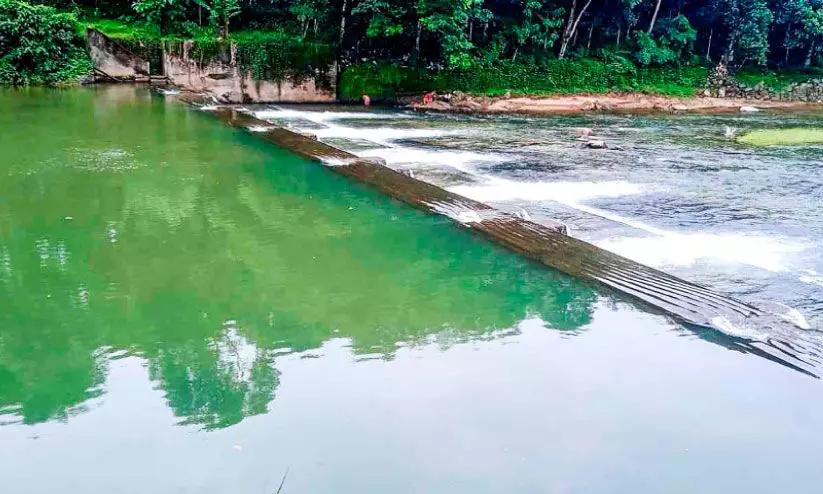 മണിമലയാറ്റിൽ ജലനിരപ്പുയർന്നു: ചെക്ക്ഡാം തുറക്കാതെ അധികൃതർ