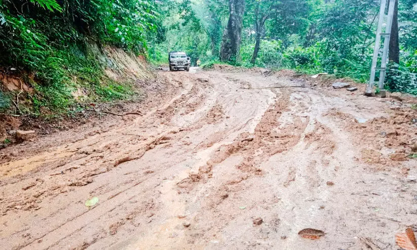 കുറത്തിക്കുടി ആദിവാസി കോളനിയിലേക്ക് ദുരിതയാത്ര