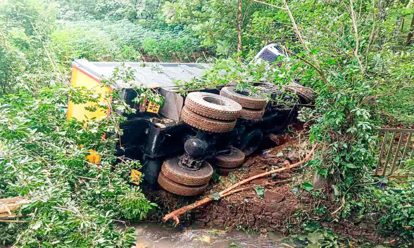 പയ്യനാമണ്ണിൽ ടിപ്പർ നിയന്ത്രണംവിട്ട് മറിഞ്ഞു