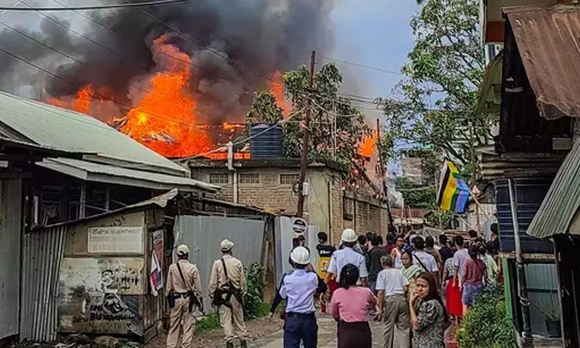 മണിപ്പൂരിൽ സംഘർഷം രൂക്ഷം; കേന്ദ്രമന്ത്രിയുടെ വീടിന് ജനക്കൂട്ടം തീയിട്ടു