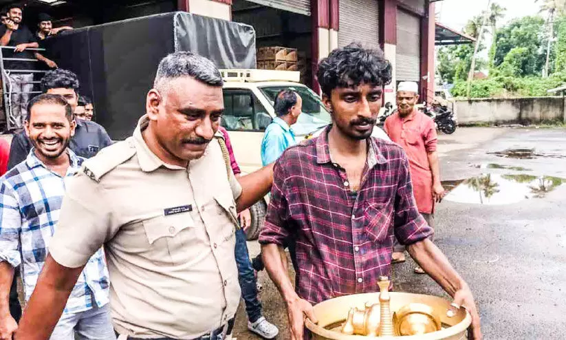 ക്ഷേത്രത്തിലെ ഓട്ടുപാത്രങ്ങൾ മോഷ്ടിച്ച സംഘത്തിലെ ഒരാൾ പിടിയിൽ