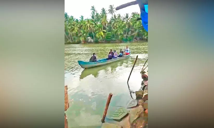 അപകടം പതിയിരിക്കുന്നു; പഞ്ചായത്ത് അടച്ച കടവ് ഉപയോഗിച്ച് ജനം