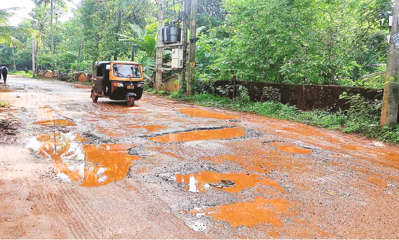 വെള്ളക്കെട്ടും ചളിയും നിറഞ്ഞ് എടയൂർ വായനശാല-മാവണ്ടിയൂർ റോഡ്