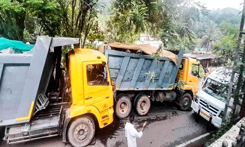 കരിങ്കല്ലുംമൂഴി ഇറക്കത്തിൽ ടോറസ് അപകടത്തിൽപെട്ടു