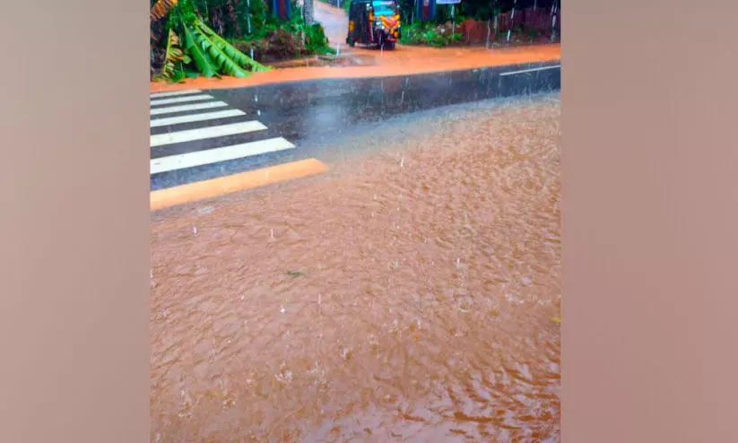 നെടുവത്തൂർ ലൈബ്രറി പരിസരം വെള്ളകെട്ടായി