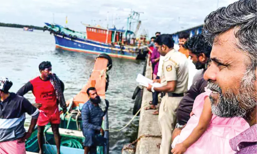 വള്ളത്തിന് എൻജിൻ തകരാർ; കടലിൽ കുടുങ്ങിയവരെ രക്ഷപ്പെടുത്തി