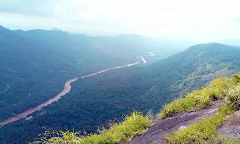 കോടമഞ്ഞുമായി സഞ്ചാരികളെ വരവേറ്റ് കുതിരകുത്തിയും മാമലക്കണ്ടവും