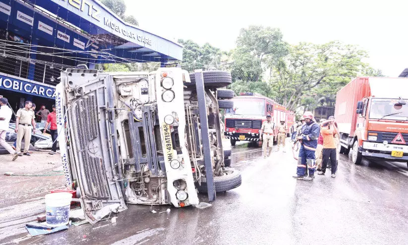 മുണ്ടുപറമ്പ് ബൈപാസില്‍ ലോറി മറിഞ്ഞു; മൂന്നുപേർക്ക് പരിക്ക്