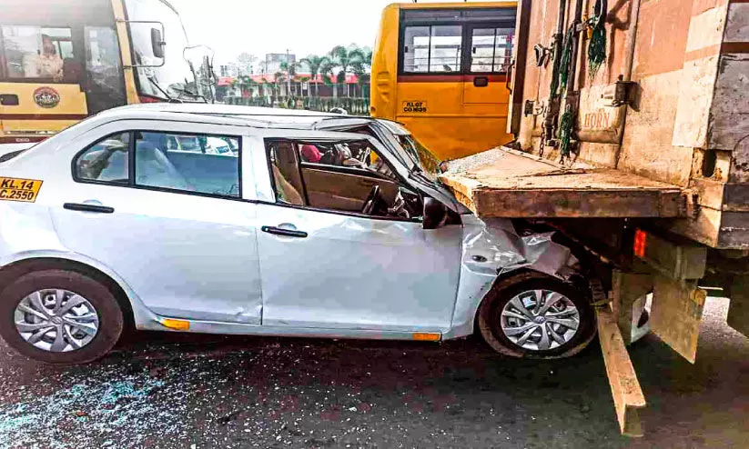 നി​യ​ന്ത്ര​ണം​വി​ട്ട ക​ണ്ടെ​യ്ന​ർ ലോ​റി വാ​ഹ​ന​ങ്ങ​ളി​ലി​ടി​ച്ച് അ​പ​ക​ടം