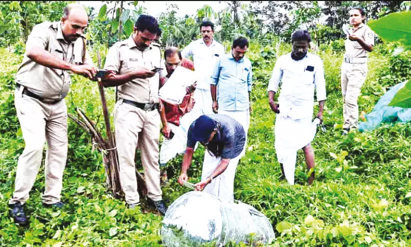 മോഷണം പോയ ക്ഷേത്രഭണ്ഡാരം പൂട്ട് തകർത്ത നിലയിൽ