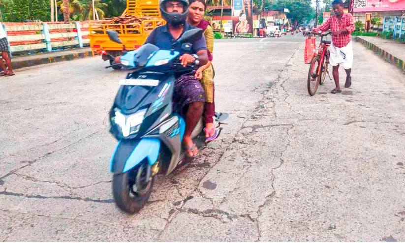 ടാ​റി​ങ്​ ന​ട​ത്താ​ത്ത പാ​ല​ങ്ങ​ൾ പൊ​ളി​ഞ്ഞ് തു​ട​ങ്ങി