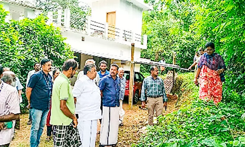 പതിറ്റാണ്ട്​ നീണ്ട കൈയേറ്റം കാണാൻ മന്ത്രിയെത്തി വഴിയൊരുക്കാമെന്ന്​ ഉറപ്പ്